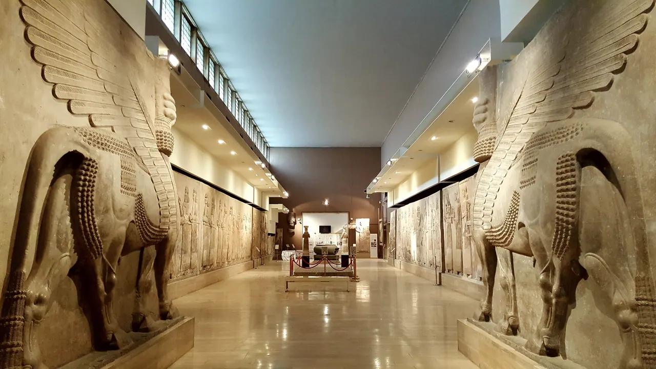 قاعة الآثار الآشورية في المتحف العراقي بين ثورين مجنّحين